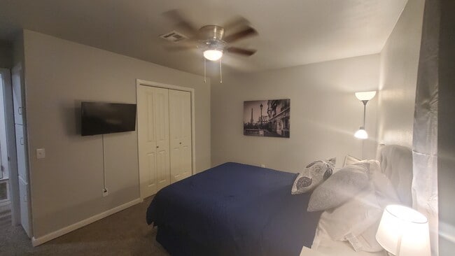 Building Photo - 504 S Cedar Pl