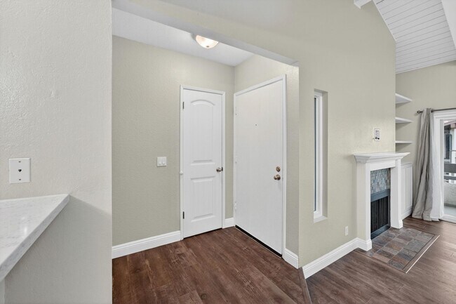Building Photo - HUNTINGTON BEACH HOME - 1.5 Miles from the Beach