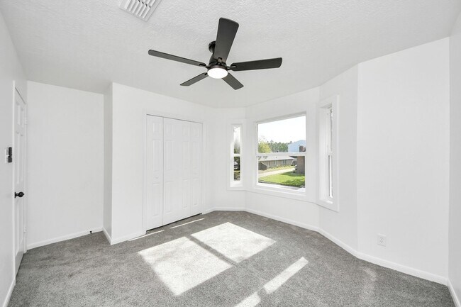 Building Photo - 616 S Rivershire Dr