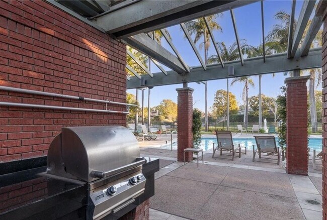 Building Photo - Updated 2 bedroom townhome in Manhattan Vi...