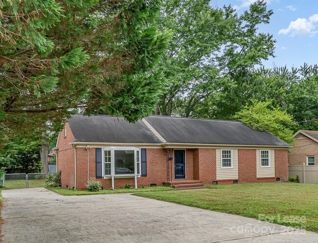Building Photo - 3252 Northampton Dr