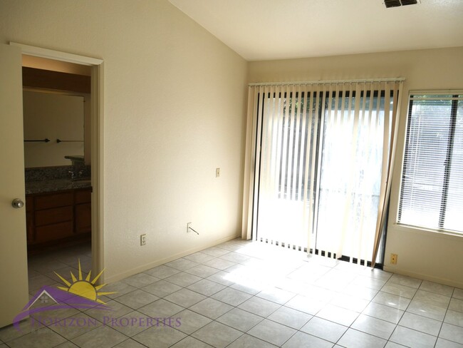 Building Photo - Bright 3 Bed 2 Bath 1,477 Sq. Ft. Sacramen...