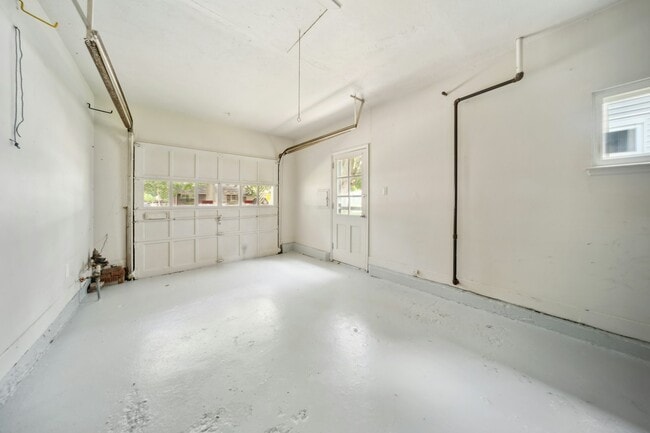 Building Photo - 9251 Newkirk Dr