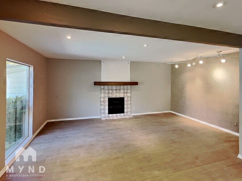 Building Photo - 3120 Skyland Dr NE