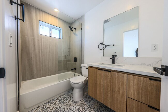 Building Photo - 1237 N Orange Dr