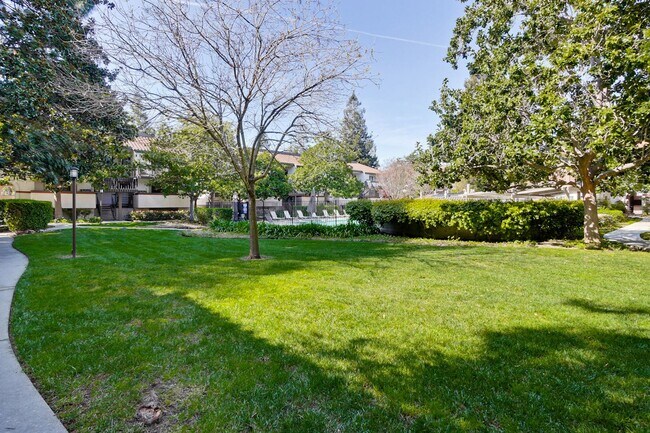 Building Photo - Recently upgraded Condo in a highly desirable location in Sunnyvale.
