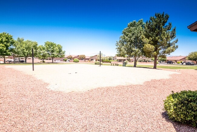 Building Photo - Great Open Floor Plan 3 Bedroom, 2 Bath, Central A/C in Holiday Subdivision!