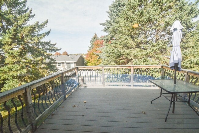 Building Photo - Spacious 3 Bed, 2 Bath Home with Finished Basement and Walkout Patio!