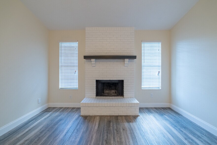 Building Photo - 785 Hawser St NE