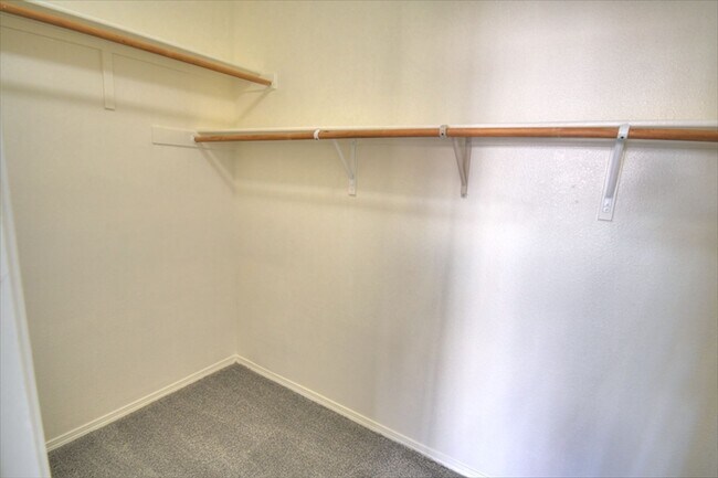 Building Photo - North Valley Townhome Ready NOW!