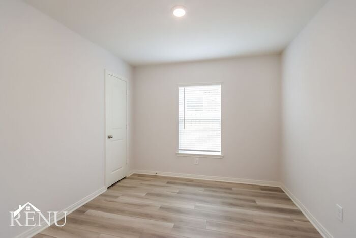 Building Photo - 10478 Sweetwater Creek Dr