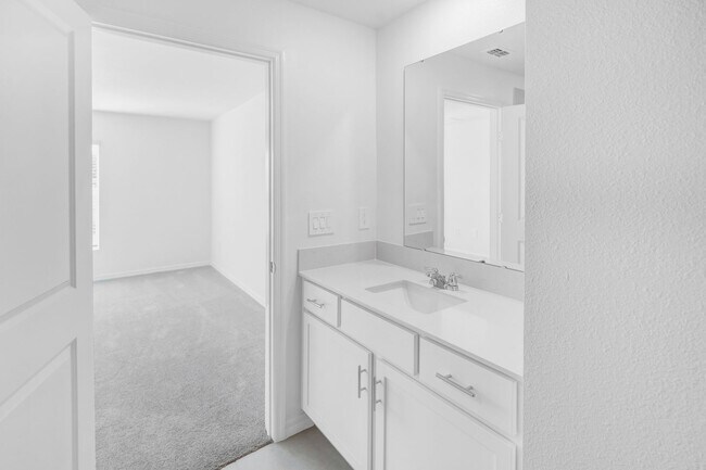 Building Photo - 4 Bedroom 2 Bath Home