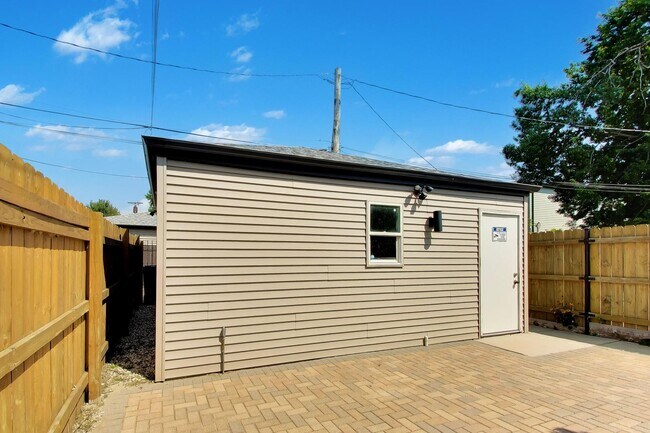 Building Photo - 700 E 46th St