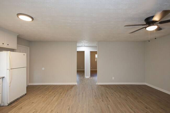 Building Photo - 1013 W Slaton Ave