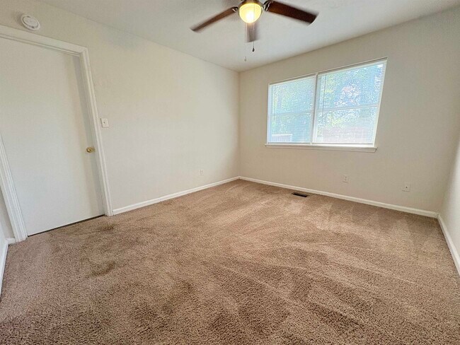 Building Photo - 2110 Golf Terrace Dr