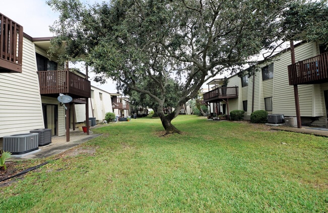 Building Photo - 308 Miracle Strip Pkwy SW