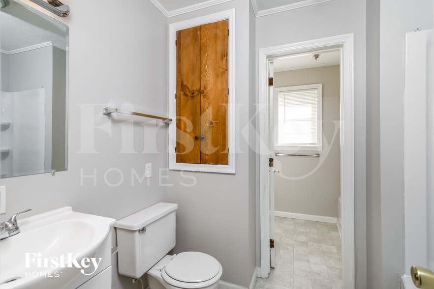 Building Photo - 5562 Hood St