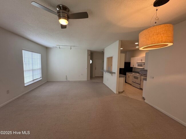 Building Photo - 1600 Sturdivant Dr