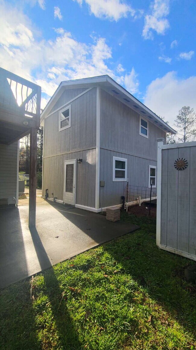 Building Photo - 1/1 townhome in the county-