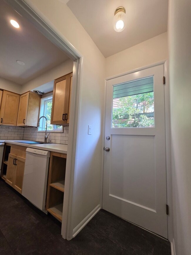 Building Photo - LOCATION! Immaculate 2 Bedroom Apartment S...
