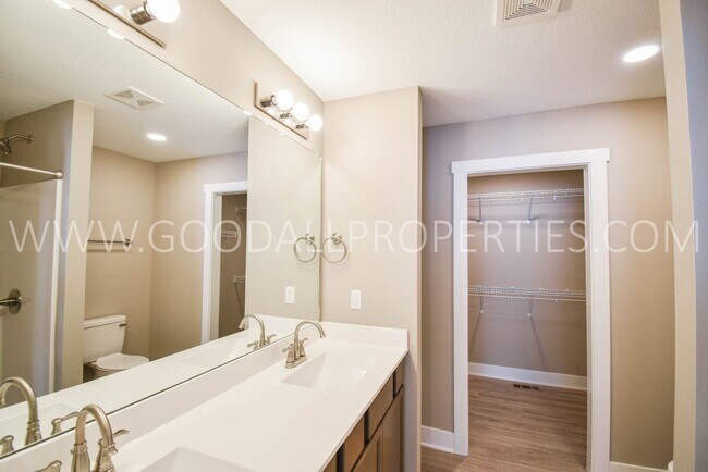 Building Photo - 3 Bedroom, 2 Bathroom Single Family Ranch with 2-Car attached garage