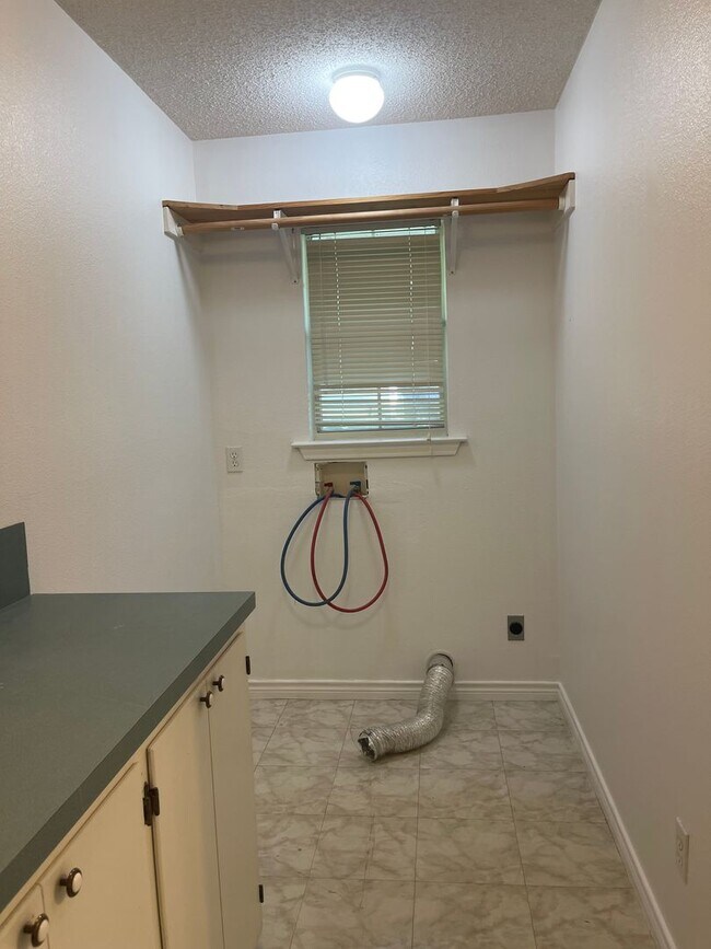 Building Photo - NEW ON MARKET