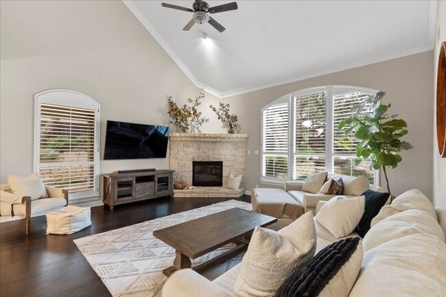 Building Photo - 4 Bedroom 3.5 Bath Heights At Stone Oak Subdivision