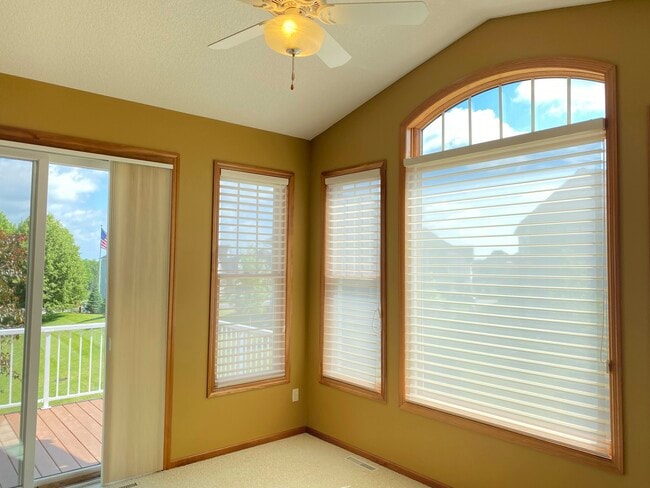 Building Photo - 3844 Linden Dr E