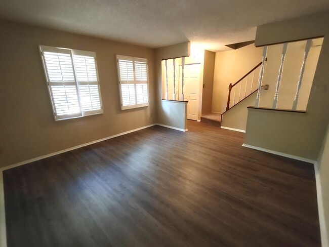 Building Photo - Beautiful Townhome located in Quail Hollow!