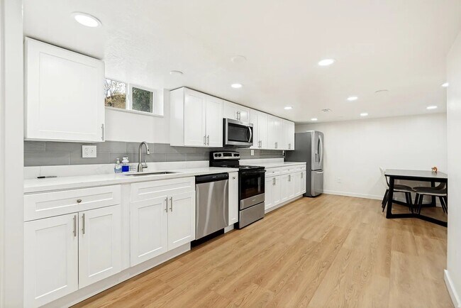 Building Photo - 8947 S 500 E