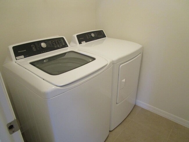 Building Photo - 4/2