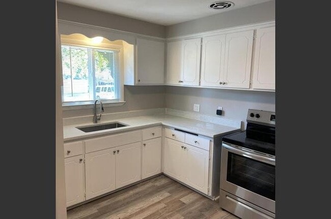 Building Photo - 6923 W Tallmadge Pl