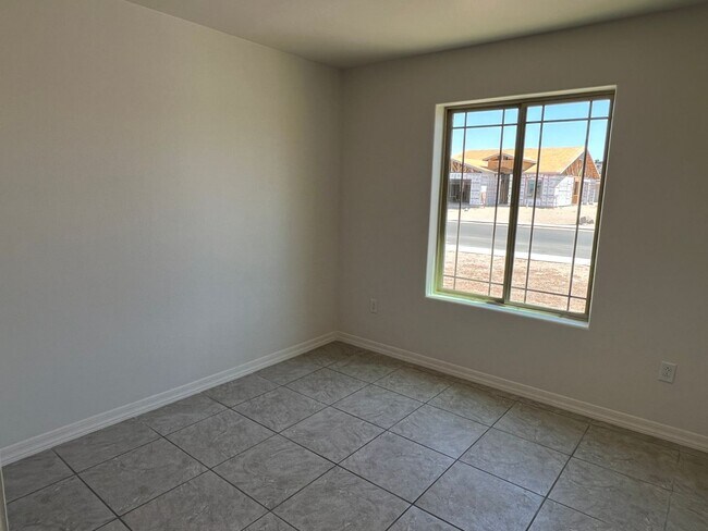 Building Photo - 3 Bedroom Split Floor Plan with 2 bathrooms