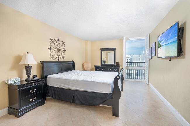 Building Photo - Stunning Oceanfront Furnished Condo in Des...