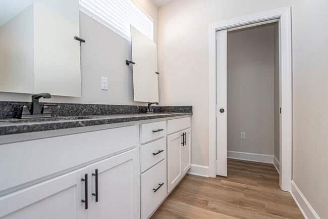 Building Photo - 2 Bed 2 Bath 2 Car Garage Townhome in Rock...