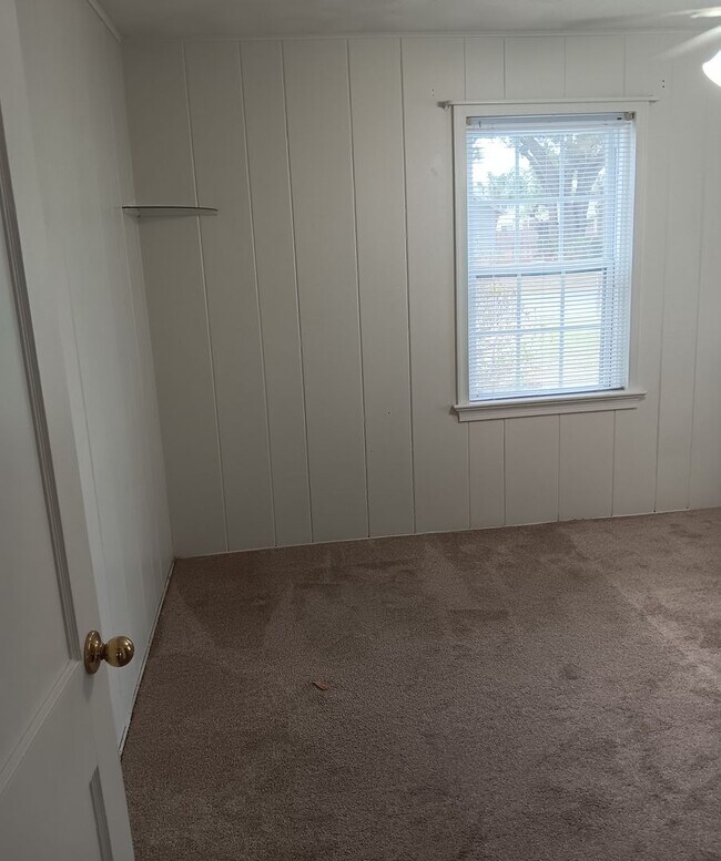 Building Photo - Annual 2 Bedroom + Den / 2 Bath Home – Sar...