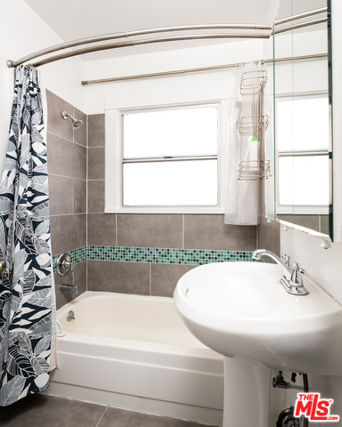 Primary Bath w/ Tub - 2955 8th Ave