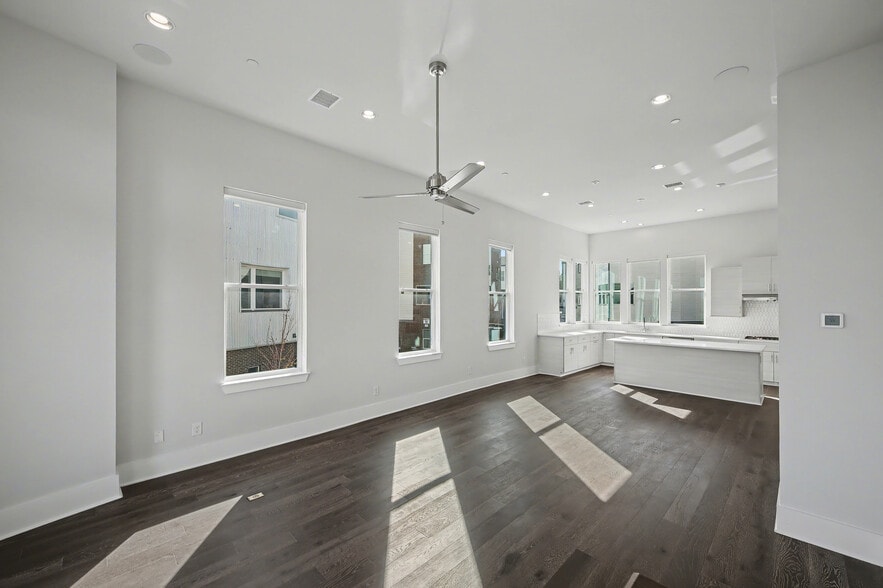 Building Photo - 381 E Greenbriar Ln