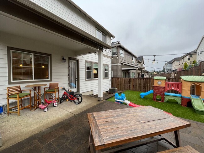 Building Photo - Beautiful Beaverton 3 Bedroom 2.5 Bathroom ~ Home In River Terrace w/ Level 2 EV Charger in Garage!