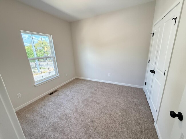 Building Photo - 1630 Ekin Ave
