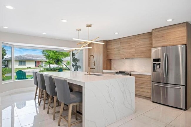 Building Photo - 2112 NE 32nd Ave