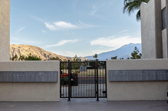 Building Photo - 1400 E Palm Canyon Dr