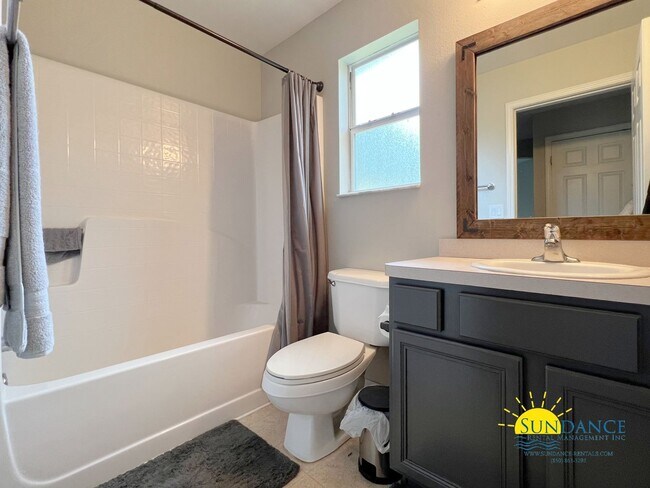 Building Photo - Charming 3-Bedroom Home in Ridge Crest Sub...