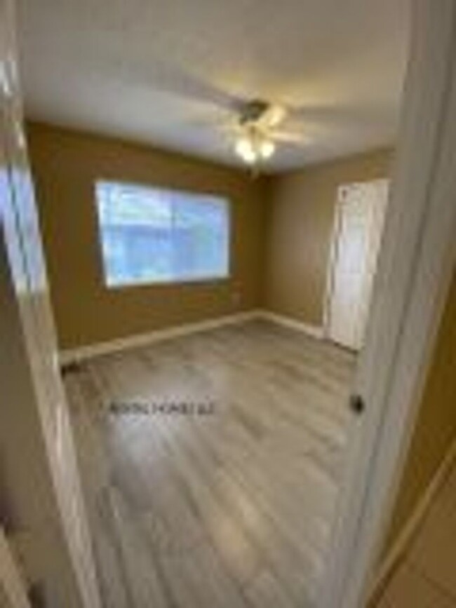 Building Photo - Two Bedroom One Story Townhouse close to A...