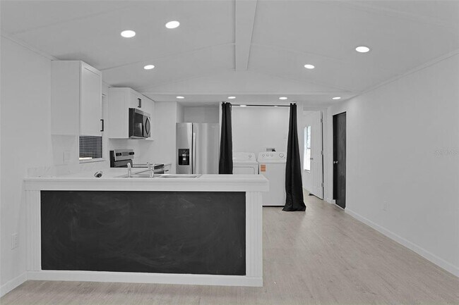 Building Photo - 33514 Luana Ct