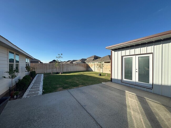 Building Photo - 6212 Oracle Dr