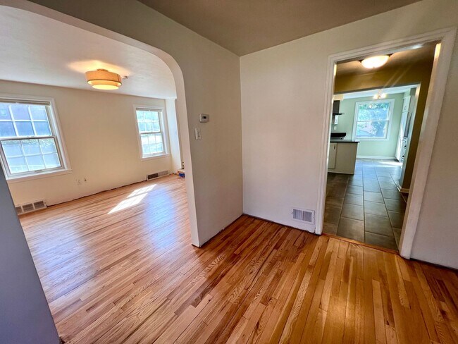 Building Photo - Pittsburgh - 2 Bedroom 1.5 Bathroom - Home...