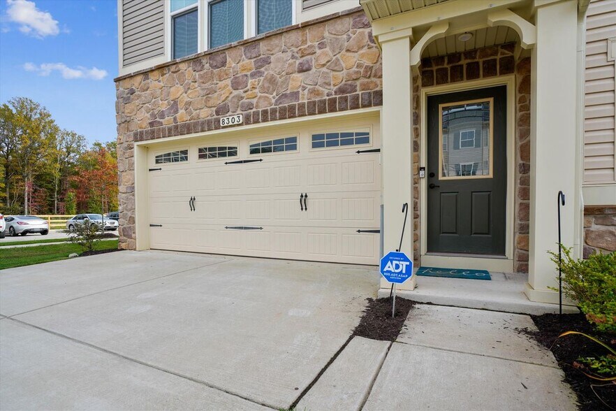 Building Photo - 8303 Encore Dr