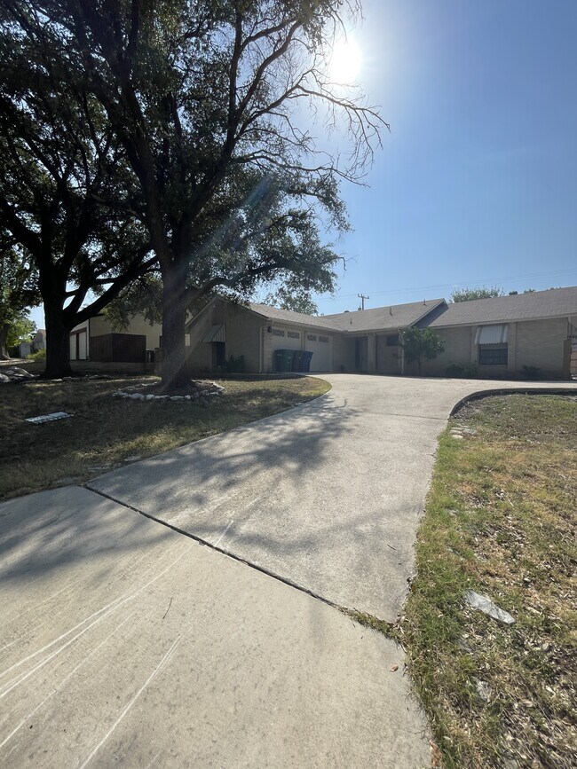 Building Photo - 6306 Madeleine Dr