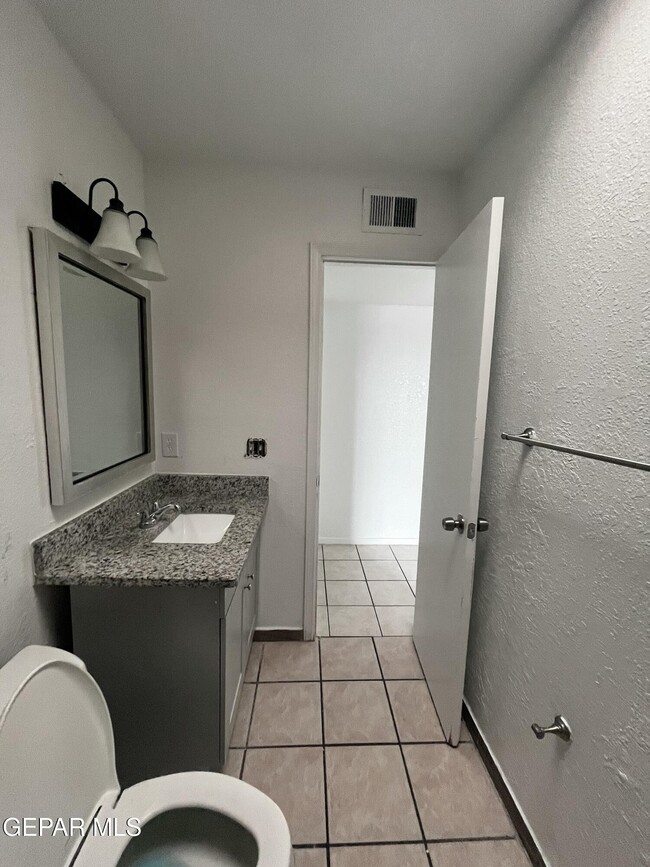 Building Photo - 5524 Oakbriar Cir